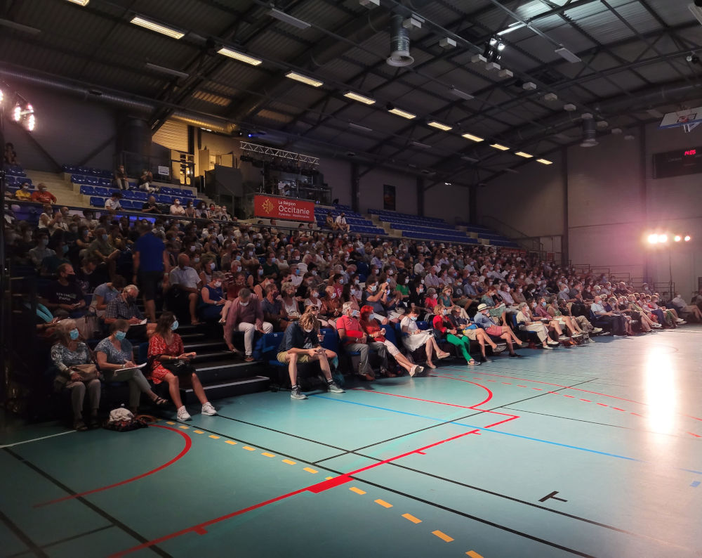 Une grande conférence et son public assidu